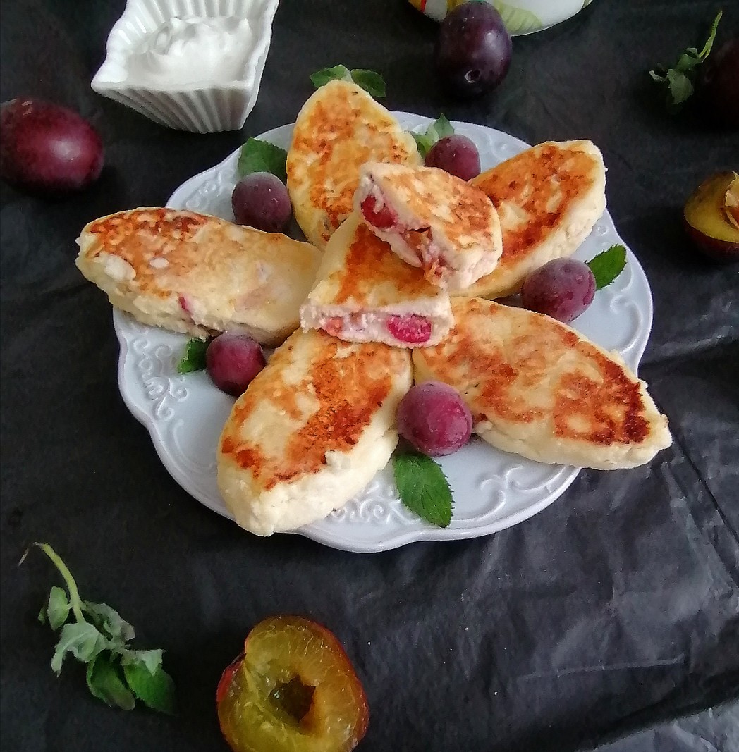 Сырники с вишнево-сливовой начинкой