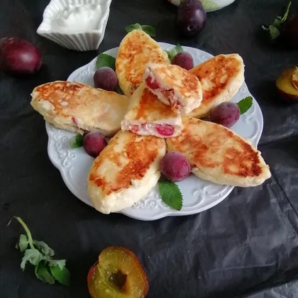 Сырники с вишнево-сливовой начинкой