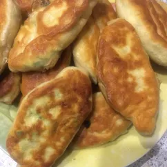 Жареные пирожки с зелёным луком и яйцом