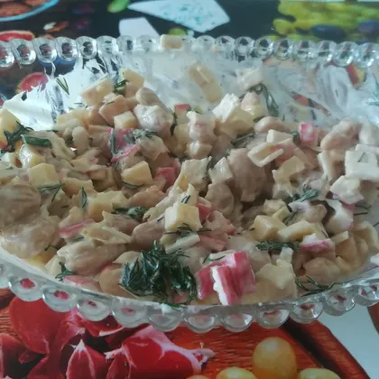 Салат с крабовыми палочками, белой фасолью, сыром