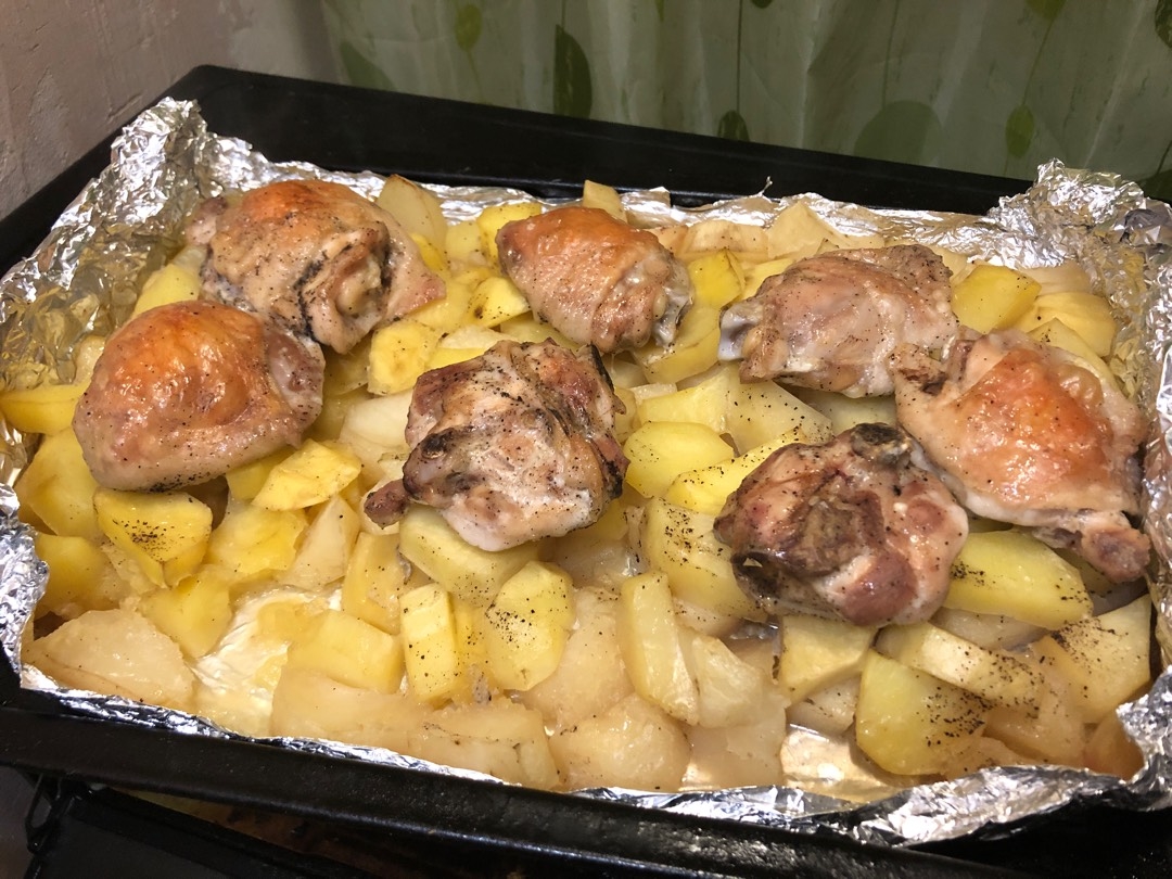 Куриные бедра, запеченные в фольге с картофелем