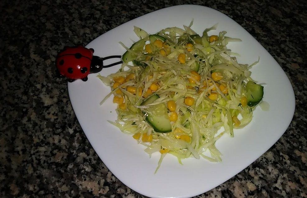 Витаминный салат из капусты, огурцов и кукурузы