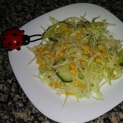 Витаминный салат из капусты, огурцов и кукурузы