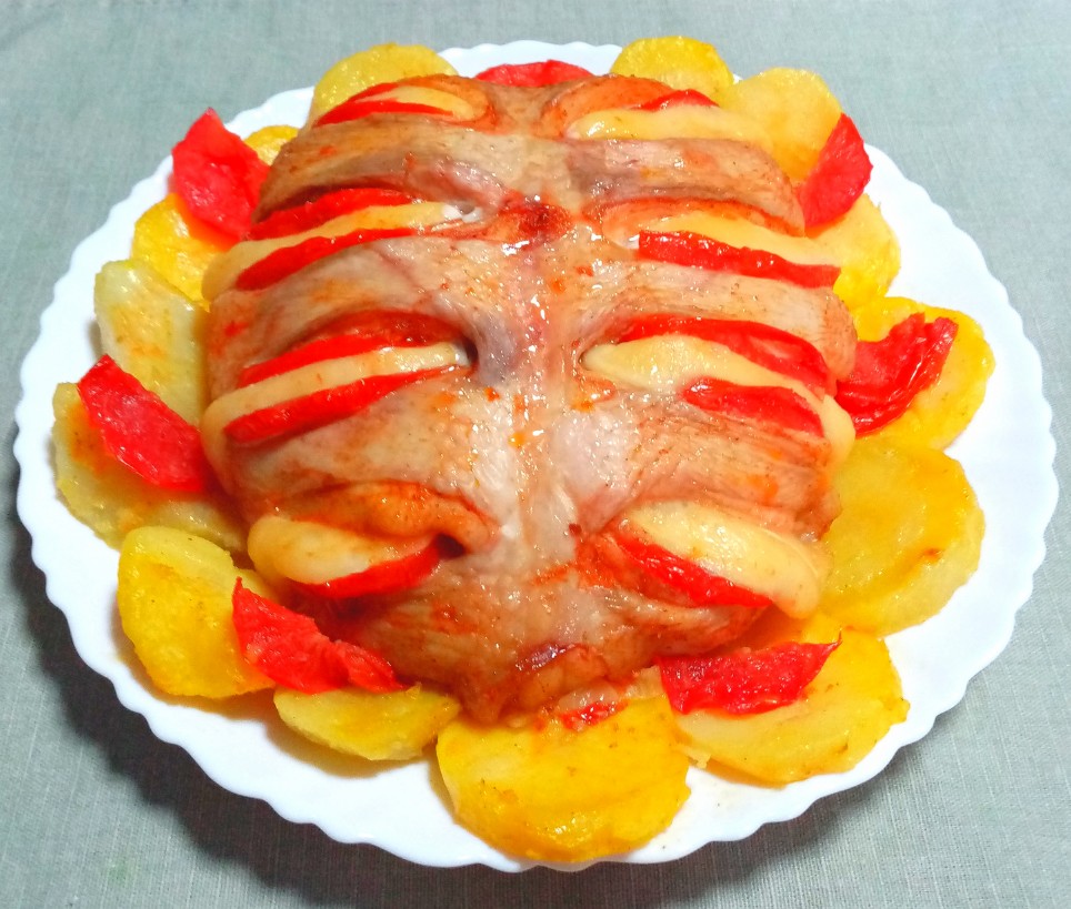 Грудка, запечённая с сыром и помидорами на картофельной подушке