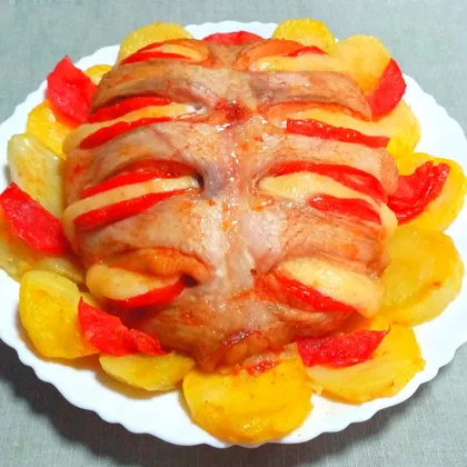 Грудка, запечённая с сыром и помидорами на картофельной подушке