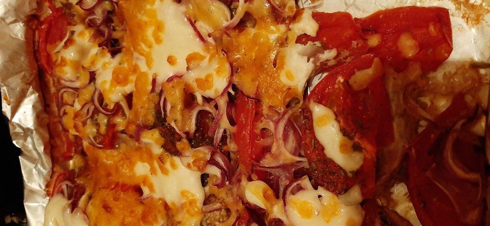 Запеченная свинина с помидорами и сыром )