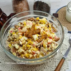 Крабовый салат с сухариками