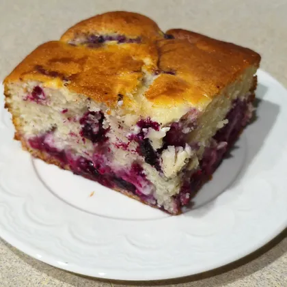 Пирог с ягодами и сметанной заливкой