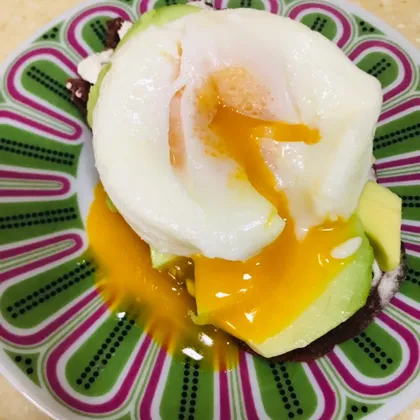 Вкусный завтрак с яйцом пашот