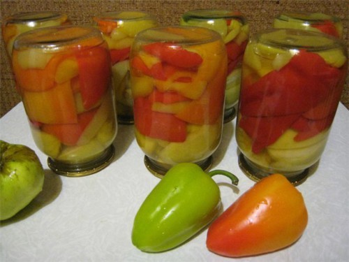 Пикантные яблоки, маринованные с перцем и чесноком