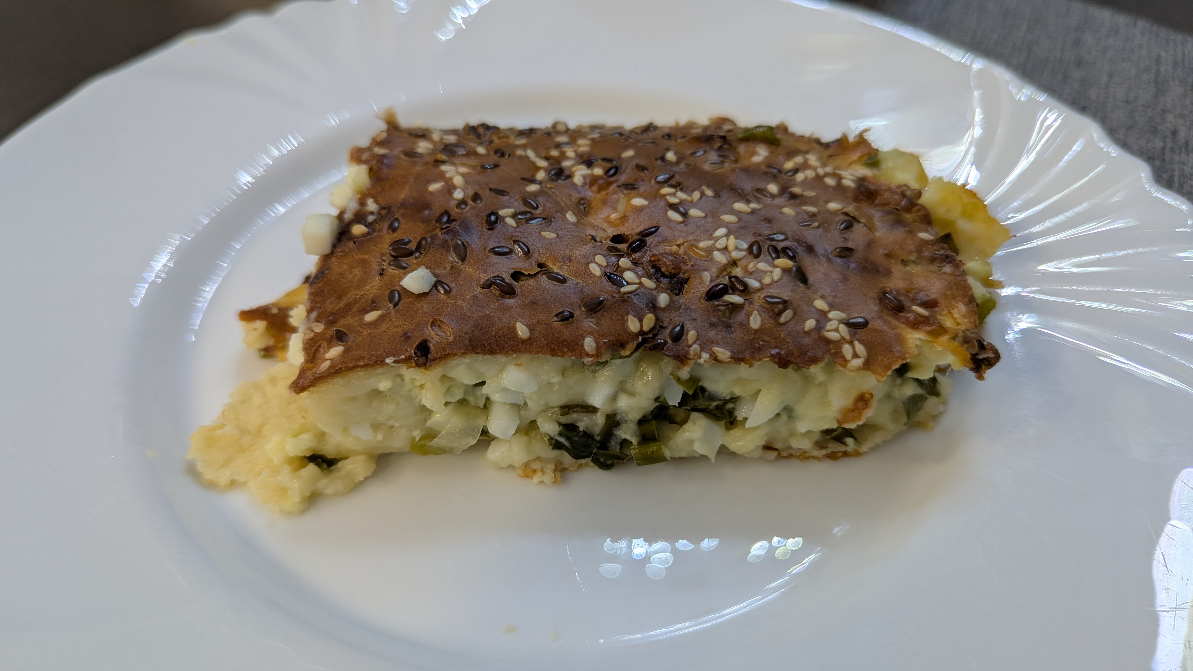 Заливной пирог с зелёным луком и яйцом