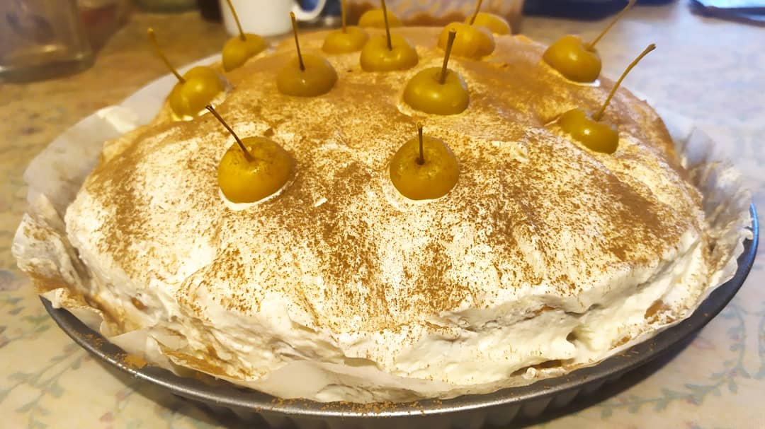 Торт из шарлотки со взбитыми сливками
