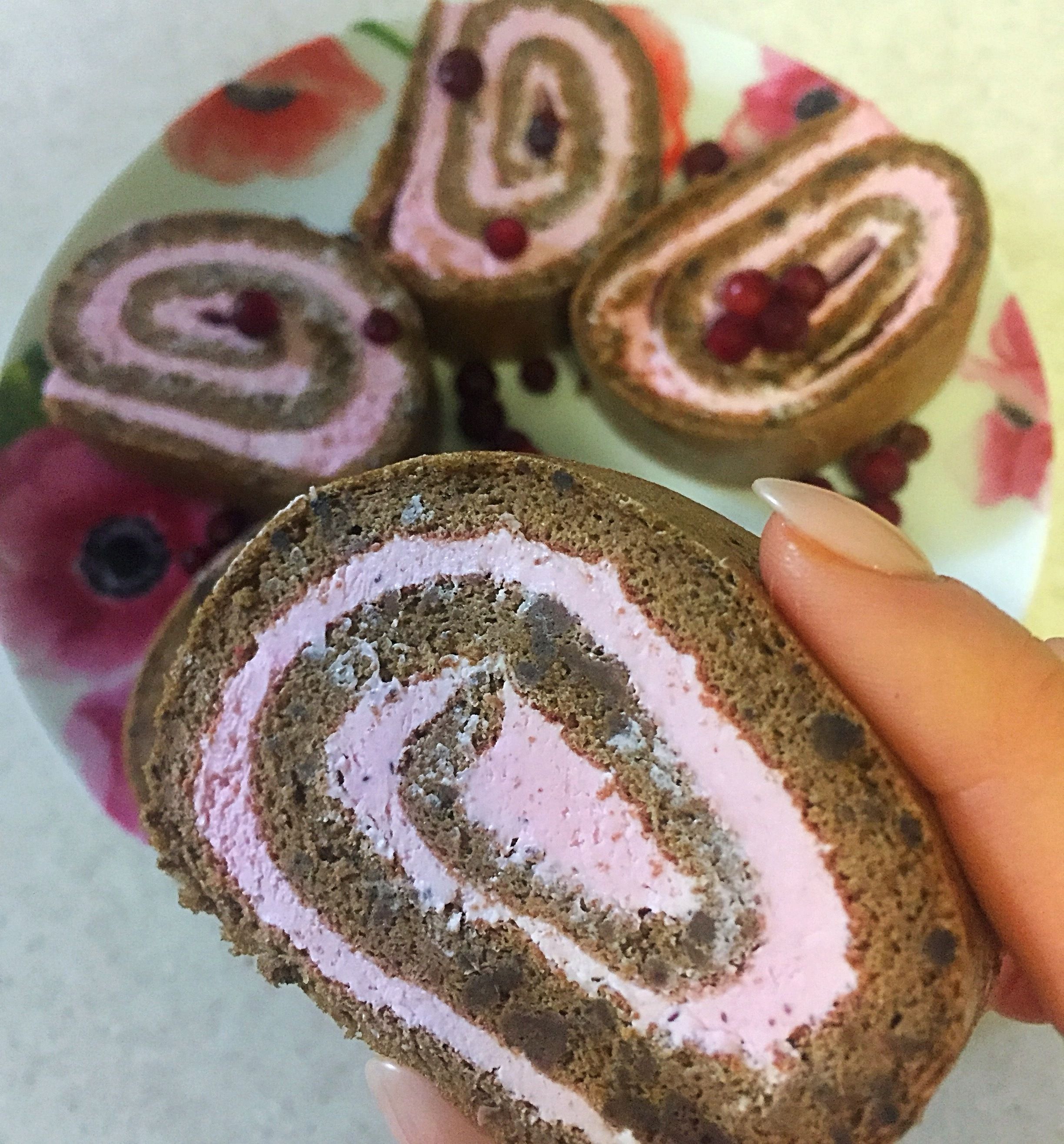 Диетический шоколадный рулет с творожно-брусничной начинкой