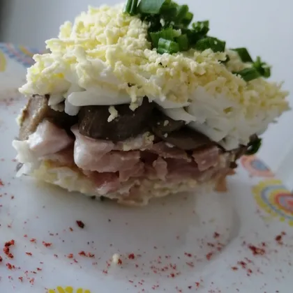 Салат из копчёной курицы с грибами
