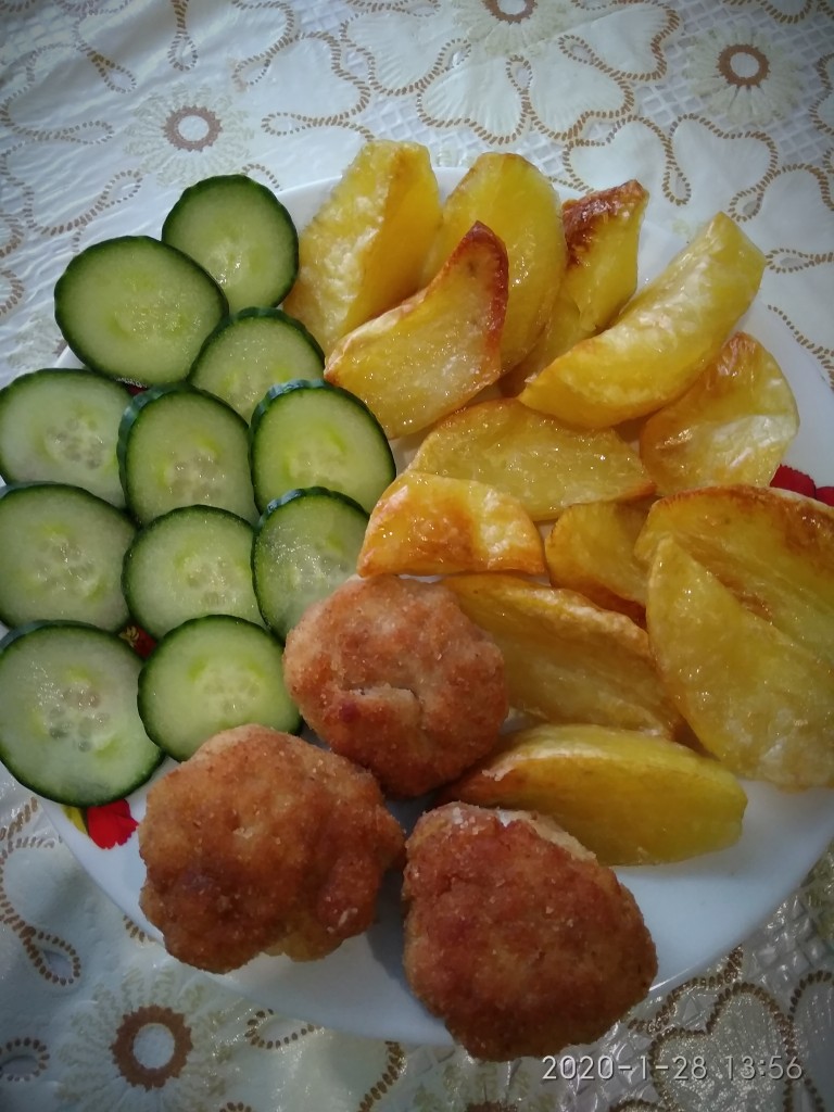 Картофельные дольки с куриными котлетками