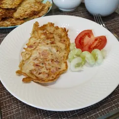 Оладушки с колбасой, сыром и помидором