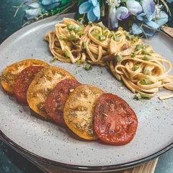 Спагетти с ветчиной и курицей под сливочно-сырным соусом