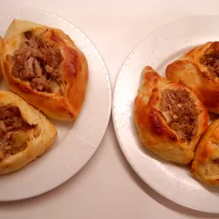 Расстегаи и пироги с мясом и грибами с бульоном