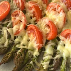 Спаржа запеченная с помидорами и сыром