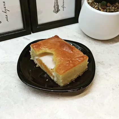 Пирог с консервированными персиками и кремом