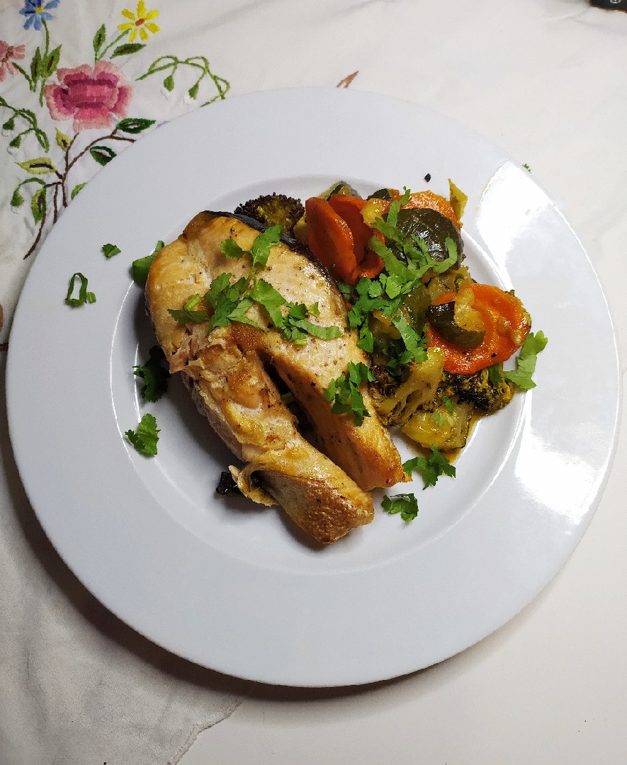 Ласось с запечёным овощами