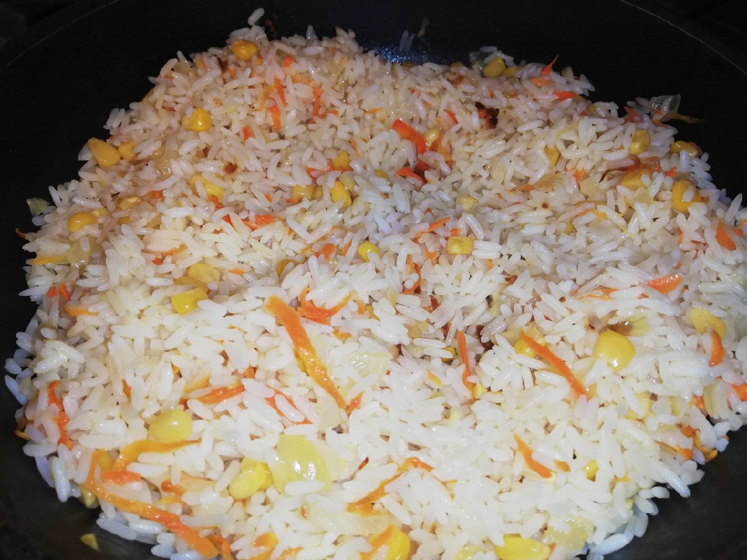 Как приготовить рис на гарнир на сковороде с луком и морковью рассыпчатый: простой рецепт