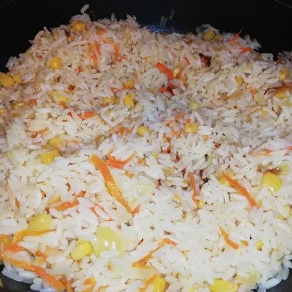 Рис с луком, морковью и кукурузой