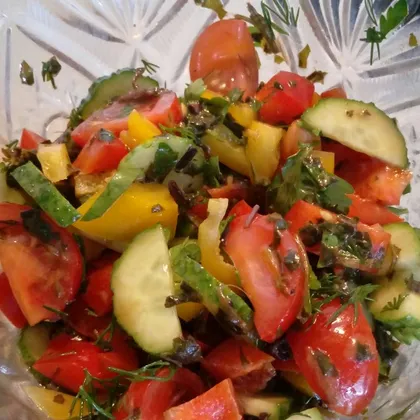 Салат из свежих овощей с заправкой из базилика