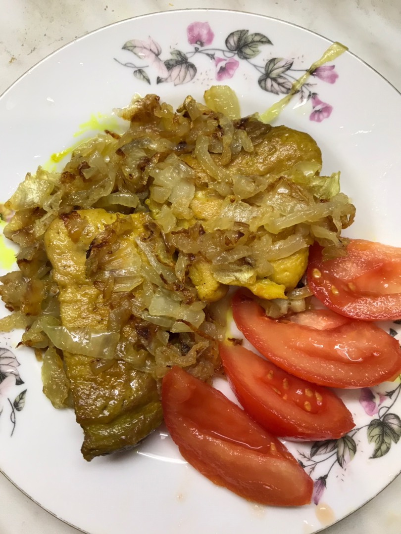 Свиные отбивные с жареным луком