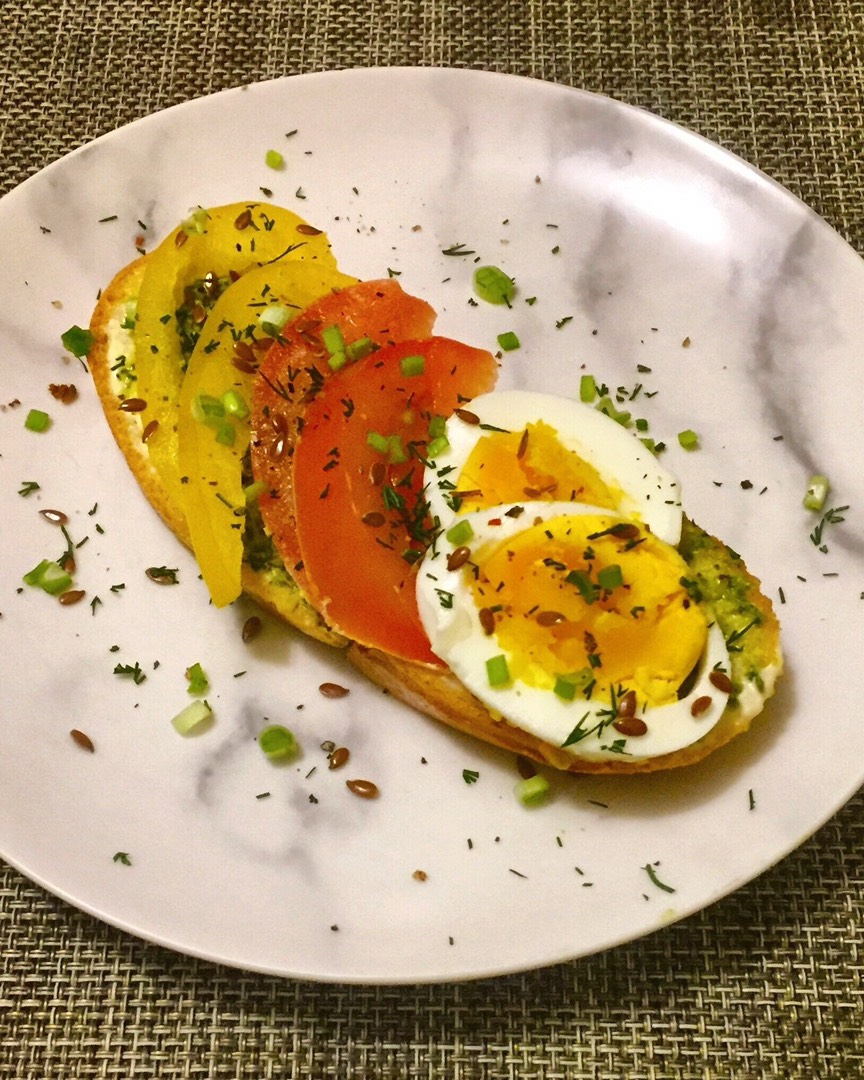 Бутерброд с соусом песто и овощами