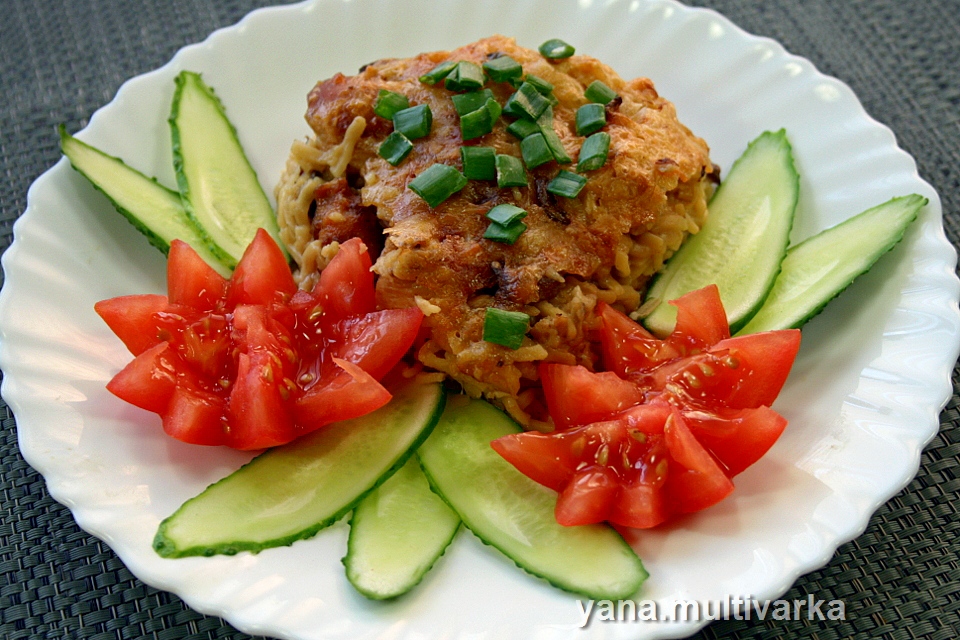 Кассероль с яичной лапшой, грибами и курицей
