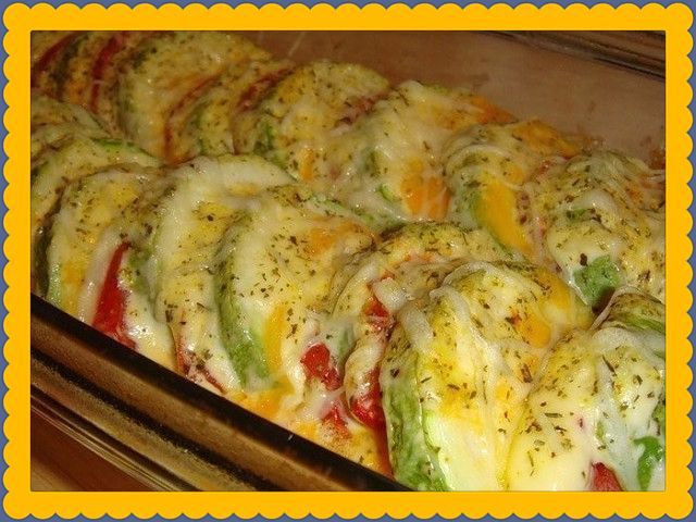 Кабачки, запеченные с помидорами и сыром
