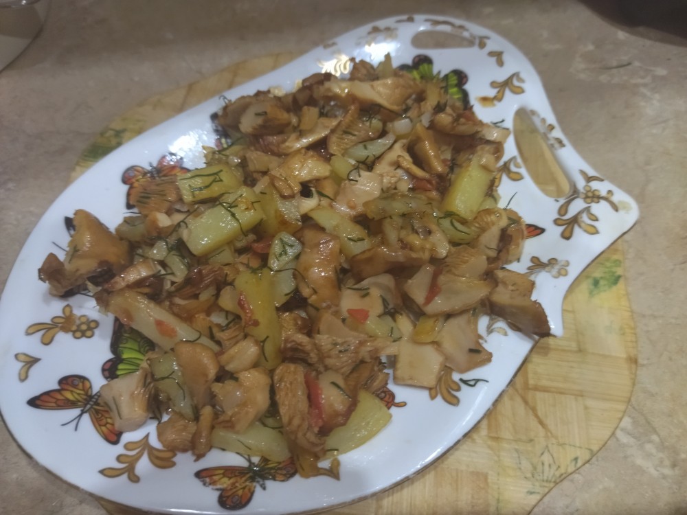 Лисички жареные с томатной картошкой