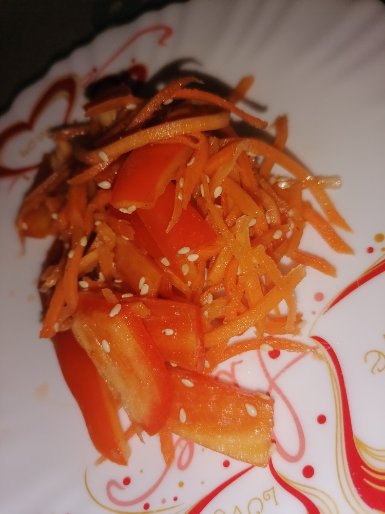 Куриный салат с корейской морковью и перцем