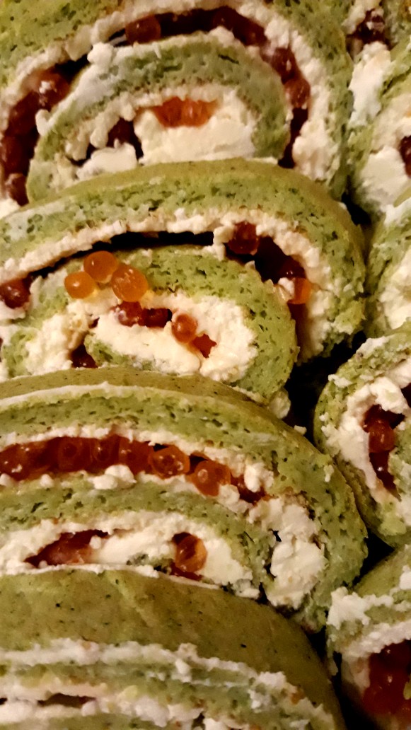 Рулет из брокколи с маскарпоне и красной икрой 🥦
