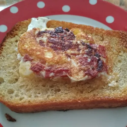 Яичница в хлебе на завтрак