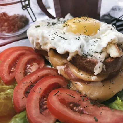 Горячий бутерброд с сырным соусом и яйцом