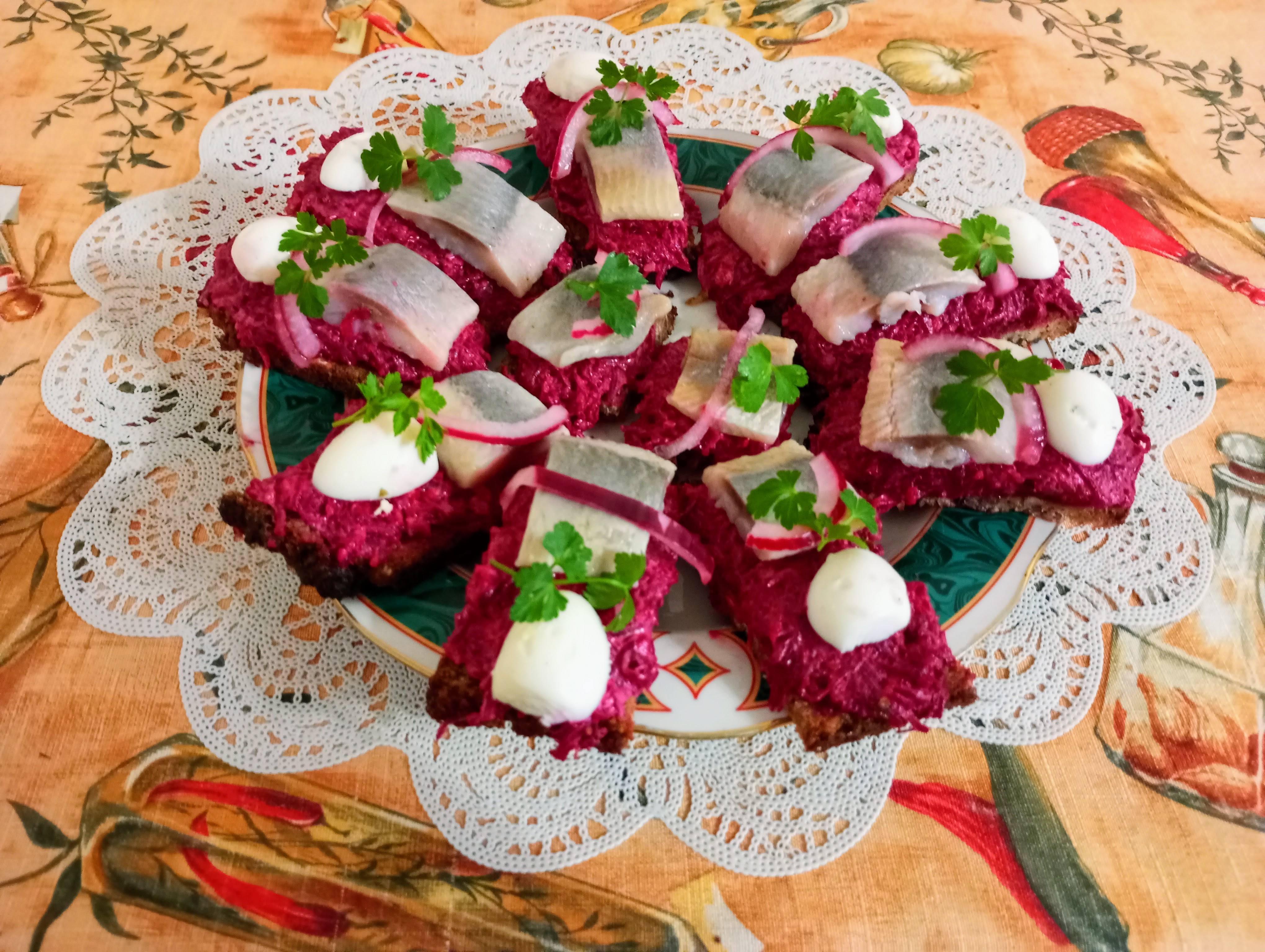 Бутерброды со свеклой, сельдью и перепелиным яйцом