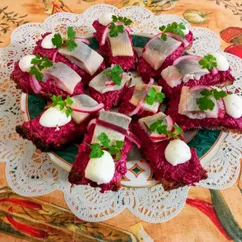 Бутерброды со свеклой, сельдью и перепелиным яйцом
