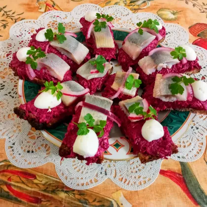 Бутерброды со свеклой, сельдью и перепелиным яйцом