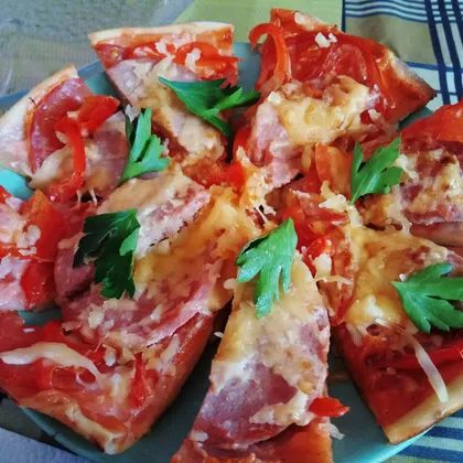 Пицца 'салями' с сырокопченой колбасой