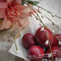 Пасхальные яйца в луковой шелухе