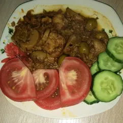 Мясо, тушёное с грибами и овощами