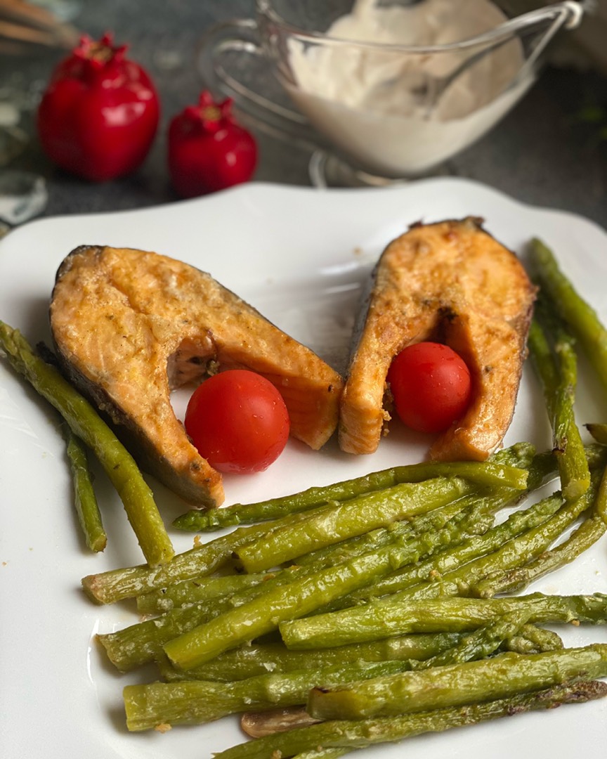 Запечённая форель со спаржей