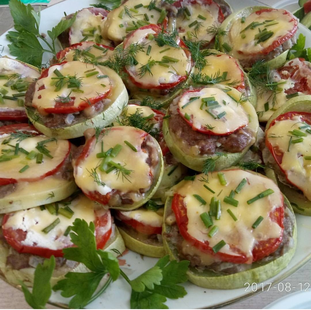 Кабачки с фаршем, помидором и сыром