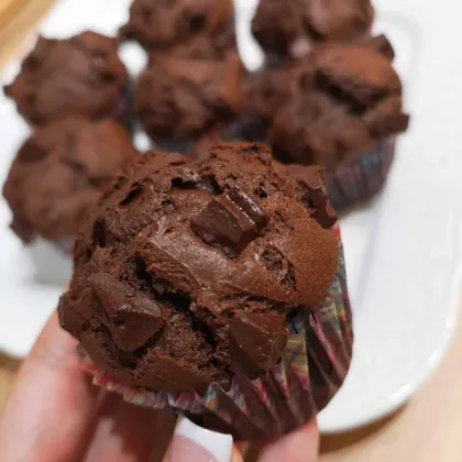 Шоколадные кексы с вяленой вишней и шоколадом