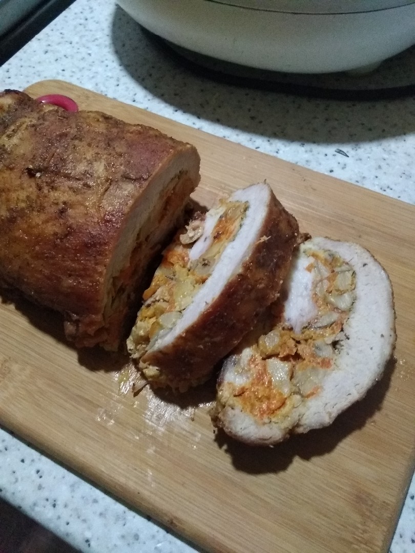 Мясной рулет с грибами