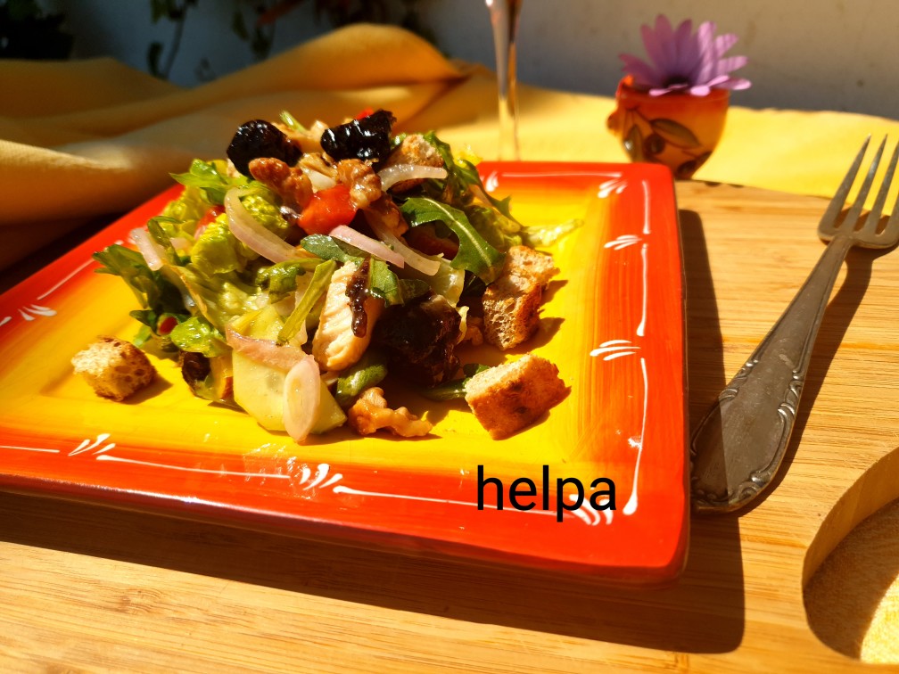 Салат с курицей, огурцом и черносливом
