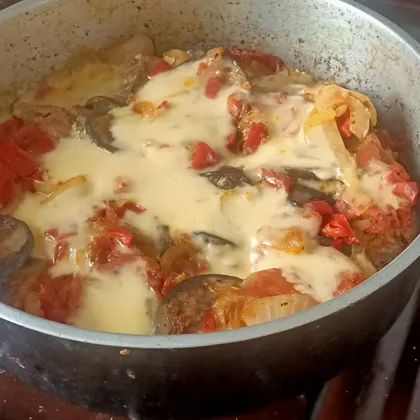 Баклажаны жареные с овощами и сыром в сковороде
