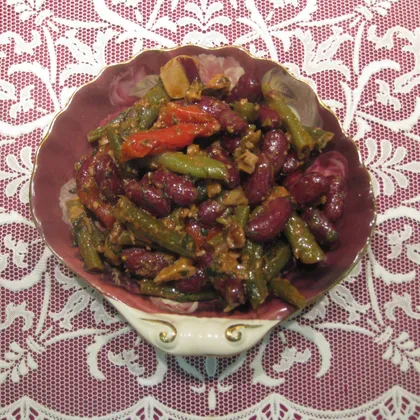 Грузинский салат с соусом винегрет